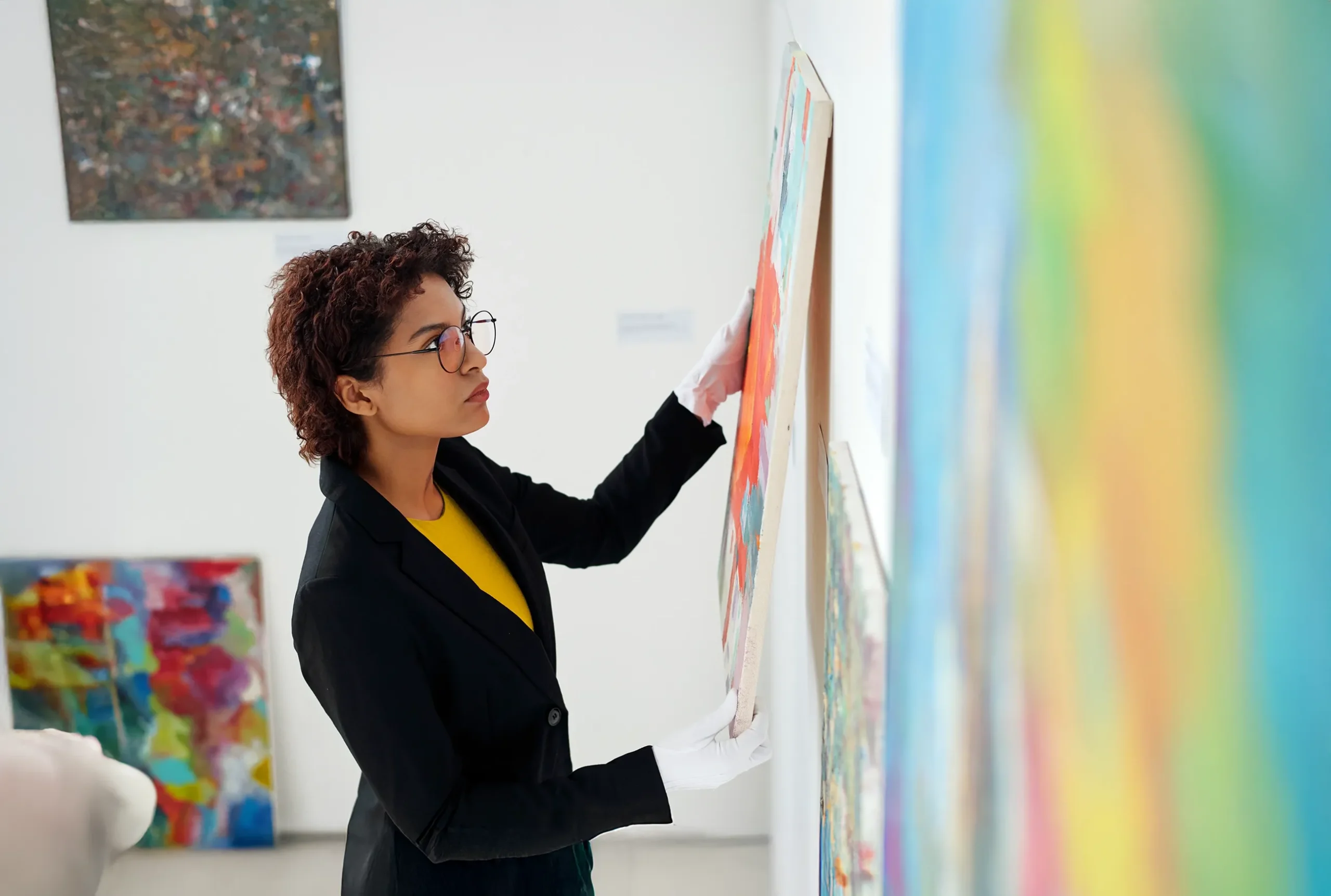 Galeristin mit Kunstwerk in LILO Gallery