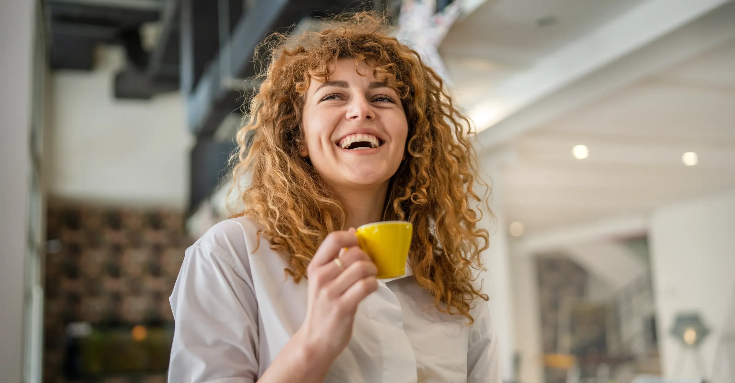 Frau mit Kaffee LILO Gastronomie