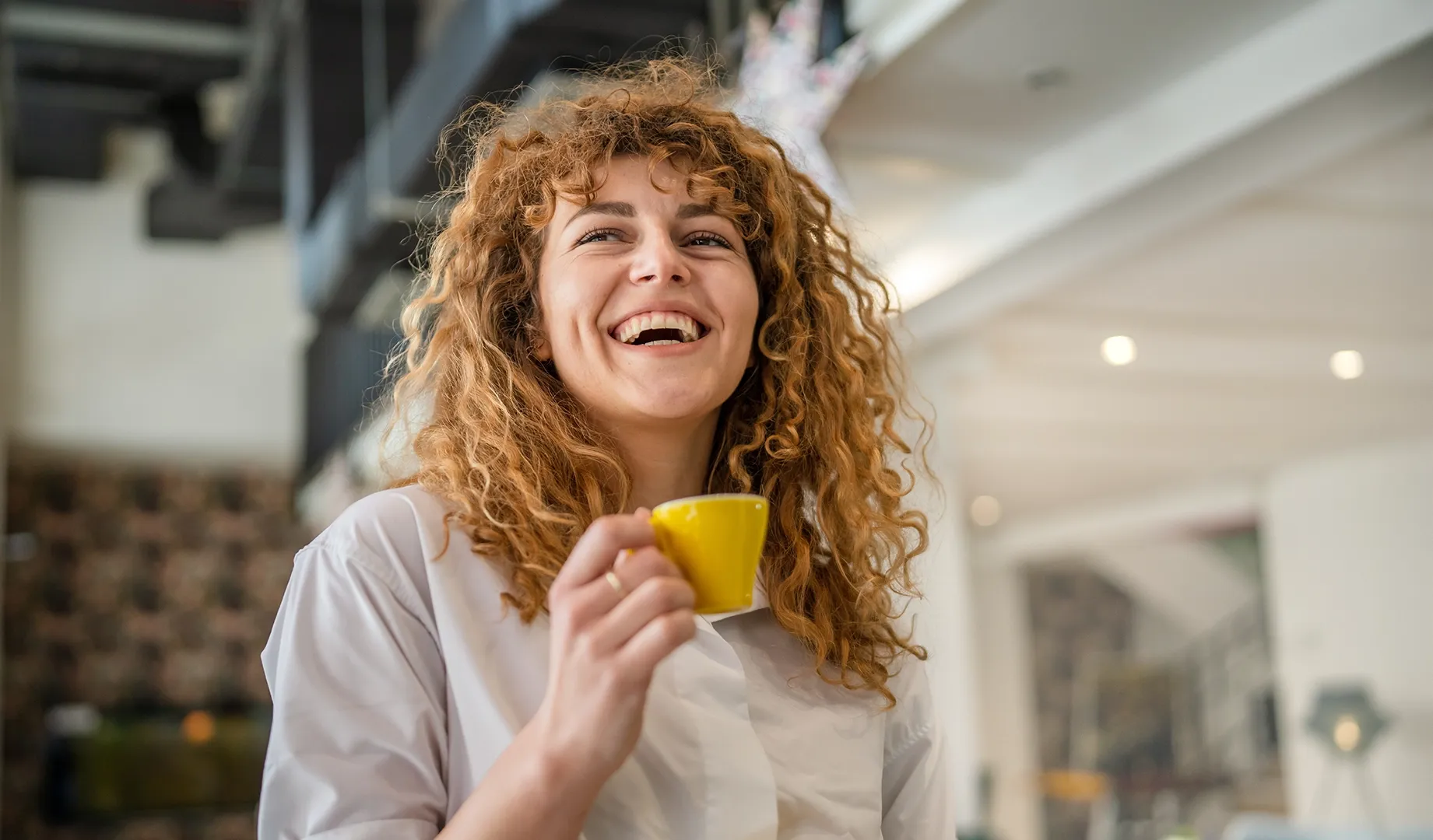 Frau genießt einen Kaffee in einer Arbeitspause
